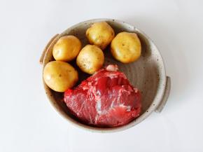 准备牛肉与刚挖的新鲜小土豆。