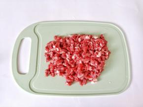 牛肉改刀切成片状，再切成小丁。