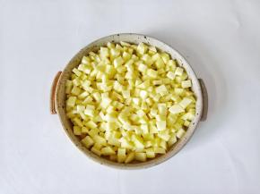 土豆削皮再切成小丁。