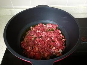 热锅热油下牛肉丁大火爆炒。