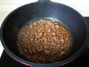 翻炒到牛肉丁变色。