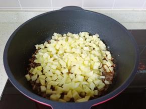 加入切好的土豆丁。