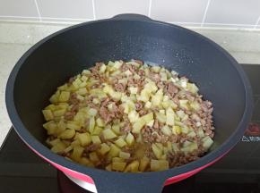 将土豆翻炒两分钟。