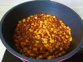 开大火将调味料翻炒均匀。