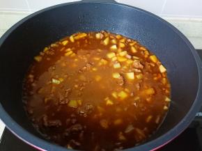 加上一碗清水开大火炖煮。