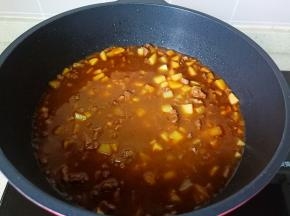 加上一碗清水开大火炖煮。