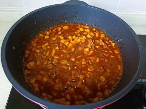 煮到牛肉与土豆熟透，加水淀粉勾芡。