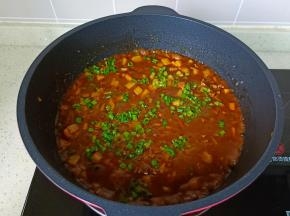 出锅前撒点香葱末。