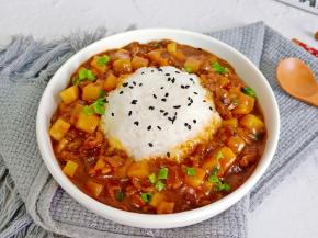 浓浓的酱汁裏满每一粒米饭，好吃到停不下来。