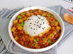 浓浓的酱汁裏满每一粒米饭，好吃到停不下来。