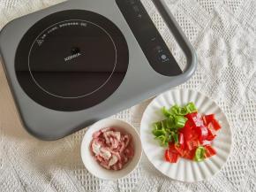 1、准备材料。肉选肥瘦相间的洗净后切成丝，沥干水分备用。青红椒去柄去籽，清洗干净，切成小块。