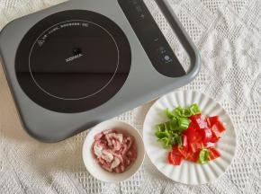 1、准备材料。肉选肥瘦相间的洗净后切成丝，沥干水分备用。青红椒去柄去籽，清洗干净，切成小块。