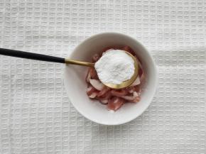 2、肉想要炒出来嫩，还是需要腌制。各家腌制的方法也略有不同，今儿我用的是如下：淀粉一勺，老抽酱油1勺，料酒1勺，生抽1勺。