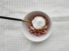 2、肉想要炒出来嫩，还是需要腌制。各家腌制的方法也略有不同，今儿我用的是如下：淀粉一勺，老抽酱油1勺，料酒1勺，生抽1勺。