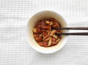 3、用筷子搅匀后腌制15分钟。