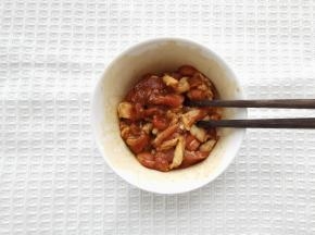 3、用筷子搅匀后腌制15分钟。