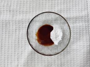 4、肉丝腌制期间，准备个浇汁，后期就不用再调味了。白糖2小勺、盐1小勺、淀粉1大勺、生抽1勺、蚝油1勺舀入碗里。