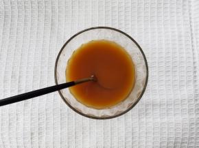 5、加小半碗清水，搅匀成浇汁备用。想要汤汁多一些，就准备多一些。不一定非要完全加完，看材料多少。