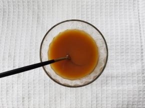 5、加小半碗清水，搅匀成浇汁备用。想要汤汁多一些，就准备多一些。不一定非要完全加完，看材料多少。