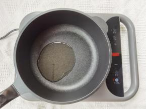 干净不粘锅中，用厨房纸巾擦干。倒入适量玉米油，电磁炉开火热油。