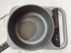 干净不粘锅中，用厨房纸巾擦干。倒入适量玉米油，电磁炉开火热油。