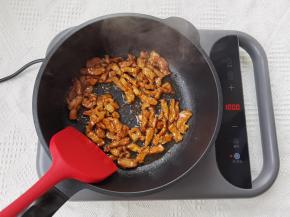 7、不需要太热，温热时候就把腌制好的肉丝全部倒入，开始翻炒，炒到肉丝基本变色变熟，关火把肉丝捞出备用。