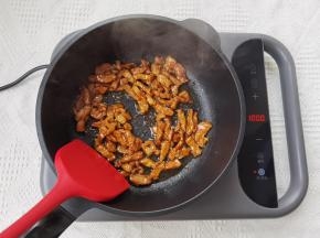 7、不需要太热，温热时候就把腌制好的肉丝全部倒入，开始翻炒，炒到肉丝基本变色变熟，关火把肉丝捞出备用。