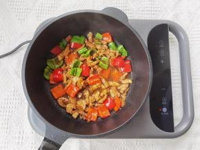 接着翻炒半分钟左右，翻炒入味即可关火。