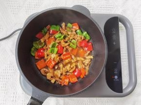 接着翻炒半分钟左右，翻炒入味即可关火。