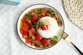 11、装盘开吃！如果想吃盖浇饭，或者哄小朋友，可以将煮好的白米饭装入碗里，压平。倒扣在盘中，周围舀上炒好的青红椒炒肉丝即可！香带微辣的汤汁浸润米饭，好吃的不得了！和娃的晚餐，就这么解决啦！