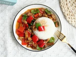 11、装盘开吃！如果想吃盖浇饭，或者哄小朋友，可以将煮好的白米饭装入碗里，压平。倒扣在盘中，周围舀上炒好的青红椒炒肉丝即可！香带微辣的汤汁浸润米饭，好吃的不得了！和娃的晚餐，就这么解决啦！