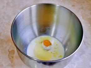 首先将液体倒入厨师机桶中，盐与糖对角放。