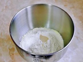 再加入奶粉，高粉，最后加入酵母粉，启动厨师机揉面15分钟左右。