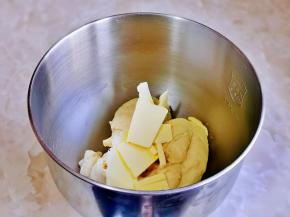 大概揉了18分钟面团处于扩展阶段，加入室温软化的黄油，揉至不易破的手套膜即可。