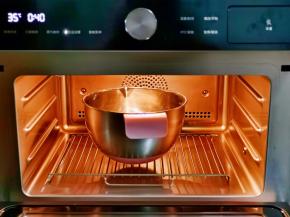 入发酵箱进行发酵，35度40分钟。（烤箱发酵也行，可以在烤箱里面放一碗热水，有助于发酵同时还保持面团的湿度）