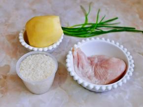 准备食材，土豆去皮洗净，大米淘干净，提前把米饭做上。