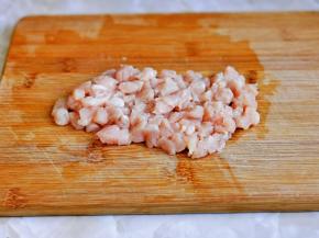 鸡胸肉洗净切小丁。