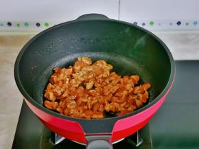 起油锅，倒入鸡丁小火翻炒。