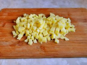 土豆切小丁。