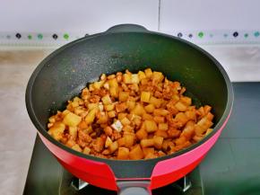 加入切好的土豆丁翻炒。