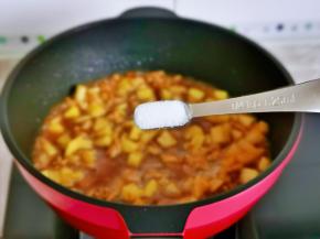 加入一碗纯净水，按个人口味加入盐大火烧开，转中小火炖5分钟左右即可。