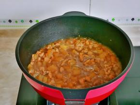 大火收汁至浓郁即可关火。