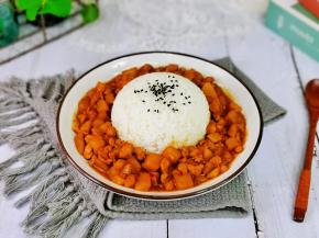 做好的米饭装碗里倒扣在盘中，淋上土豆鸡肉丁就好啦。