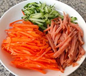 黄瓜、胡萝卜、香肠切成均匀的丝状