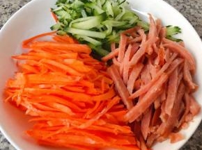 黄瓜、胡萝卜、香肠切成均匀的丝状