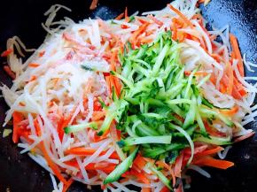 最后放入黄瓜丝同时放入盐和味精