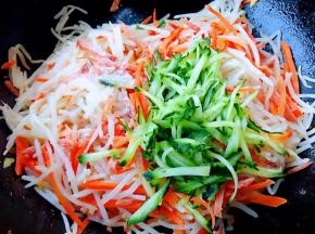 最后放入黄瓜丝同时放入盐和味精