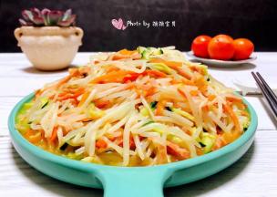 炒合菜的制作过程中切记把时间掌握好不宜时间过长影响口感