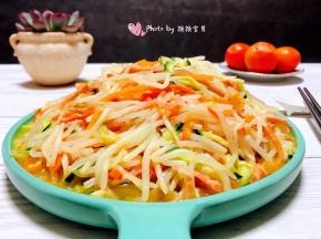 炒合菜的制作过程中切记把时间掌握好不宜时间过长影响口感