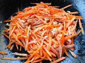 放入胡萝卜炒至断生